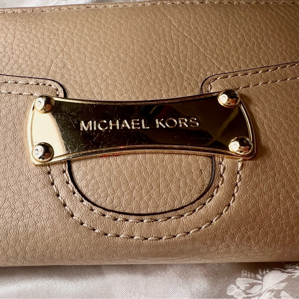 MICHAEL Michael Kors Ludlow Beige Wallet - Picture 3 of 11